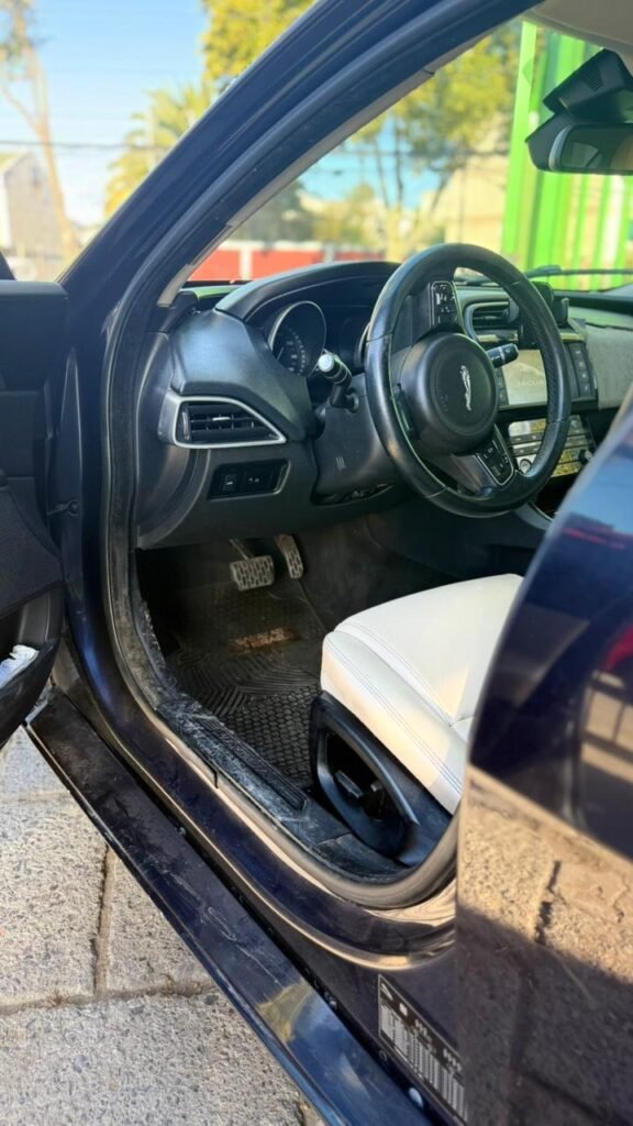 Jaguar Xe — foto 10 de 38