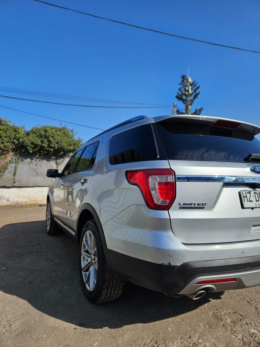 Ford Explorer — foto 3 de 38